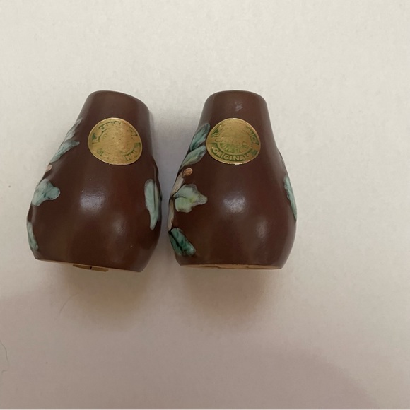 Vintage ceramic brown salt & pepper shakers floral design made in Canada - Picture 3 of 9